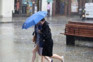 İstanbul, bu akşamdan itibaren g&uuml;nlerdir beklenen yağmurlu havanın etkisine girecek.