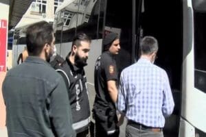 Kadık&ouml;y Belediyesi'ne y&ouml;nelik d&uuml;zenlenen r&uuml;şvet operasyonu kapsamında g&ouml;zaltına alınarak adliyeye
