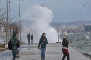 İstanbul'da etkili olan lodos nedeniyle bazı vapur seferleri yapılamıyor. Şehir
