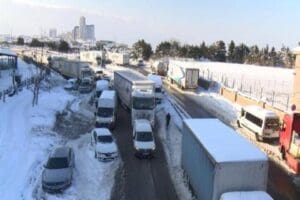 İstanbul'da pazartesi gecesi yoğun karla birlikte yaşanan kar esareti Hadımk&ouml;y'de