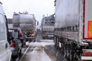 Bursa-İzmir Otoyolu, Balıkesir mevkiindeki yoğun kar yağışı nedeniyle trafiğe kapandı.