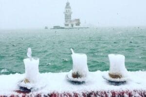 İstanbul Valisi Ali Yerlikaya, bug&uuml;n de kuvvetli kar yağışı beklendiğini