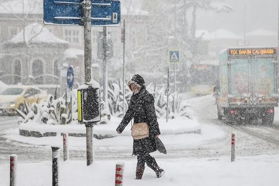 İstanbul B&uuml;y&uuml;kşehir Belediyesi, şiddetli kar yağışı uyarısı yaptı. Uyarıda, "Kentimizde