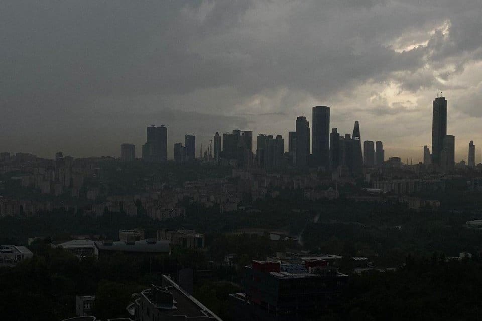 İstanbul'da başlayan g&ouml;k g&uuml;r&uuml;lt&uuml;l&uuml; sağanak &ouml;zellikle Avrupa yakasında etkili oluyor.