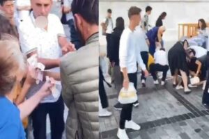 İstanbul Fatih'te bir kişi poşet dolusu parayı havaya saçtı. Çevredekiler