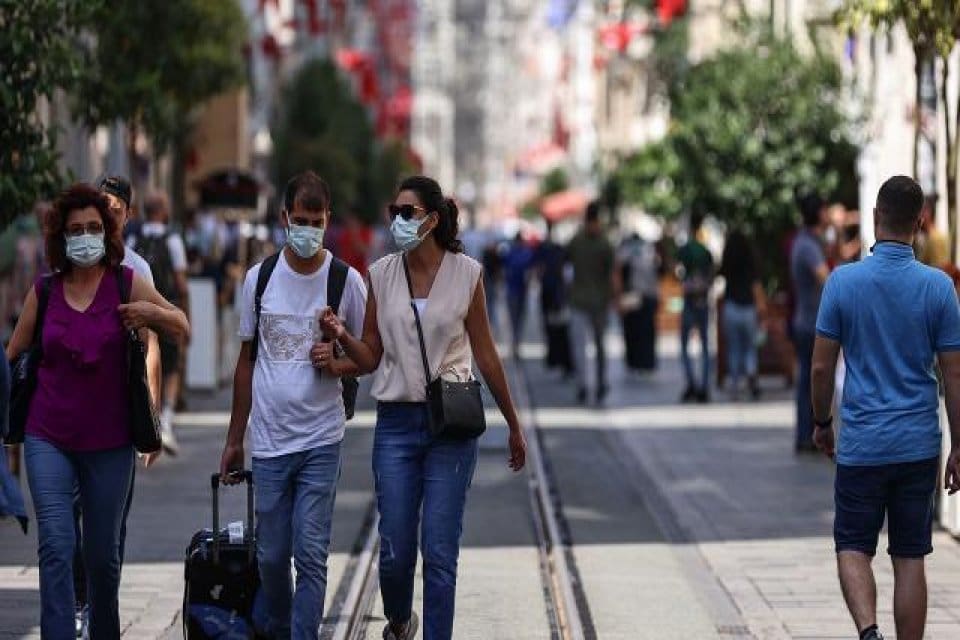 İstanbul Valisi Ali Yerlikaya, birinci doz koronavir&uuml;s aşısında y&uuml;zde 65'i