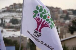 HDP'nin İstanbul İl Binası'nda giren ve y&uuml;ksek sesle bağırarak i&ccedil;erideki