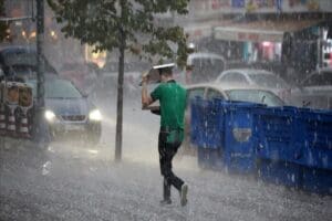 Meteoroloji'nin son hava durumu raporuna g&ouml;re bug&uuml;n İstanbul ve Ankara