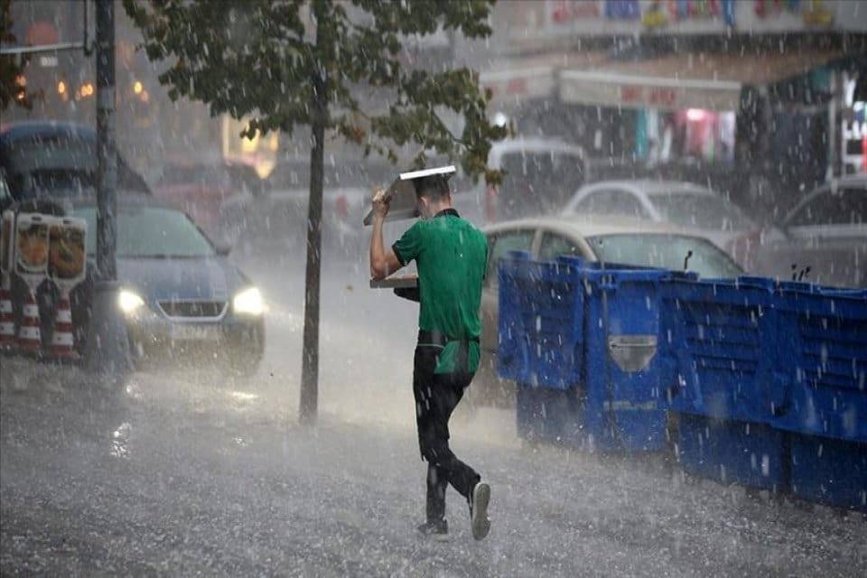 Meteoroloji'nin son hava durumu raporuna g&ouml;re bug&uuml;n İstanbul ve Ankara