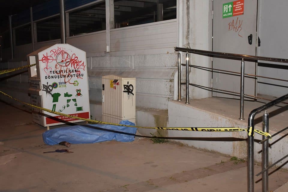 İzmir'in Karşıyaka il&ccedil;esinde İZBAN istasyonunda temizlik personeli olarak &ccedil;alışan Aydın