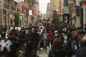 Vakalarda d&uuml;ş&uuml;ş s&uuml;rd&uuml;ğ&uuml; takdirde sahillerde, parklarda iki metre mesafe varsa,