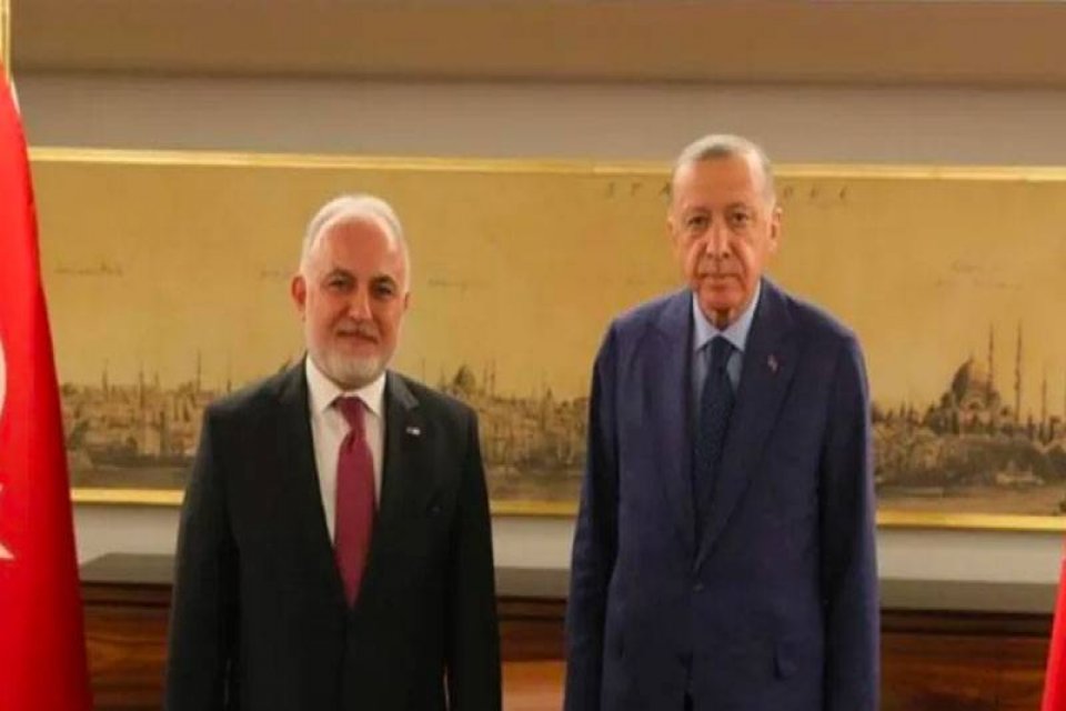 Erdoğan'la birlikte bir fotoğrafını paylaşan Kınık,&nbsp;"Cumhurbaşkanımız Recep Tayyip Erdoğan&rsquo;ı destekliyorum