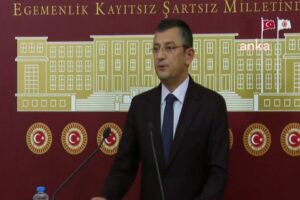 CHP'de 3 milletvekilinin istifasının ardından Özgür Özel açıklama yaptı. Özel'in