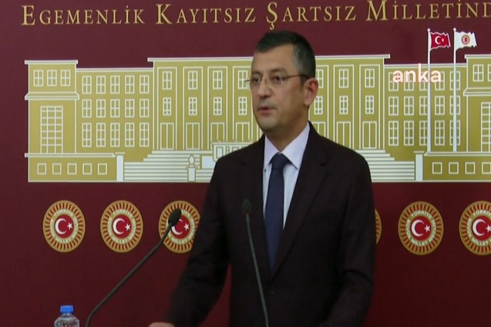CHP'de 3 milletvekilinin istifasının ardından Özgür Özel açıklama yaptı. Özel'in