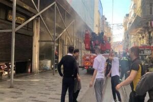 Beyoğlu İstiklal Caddesi'nde bir restoranda yangın &ccedil;ıktı. Yangın yan tafafında