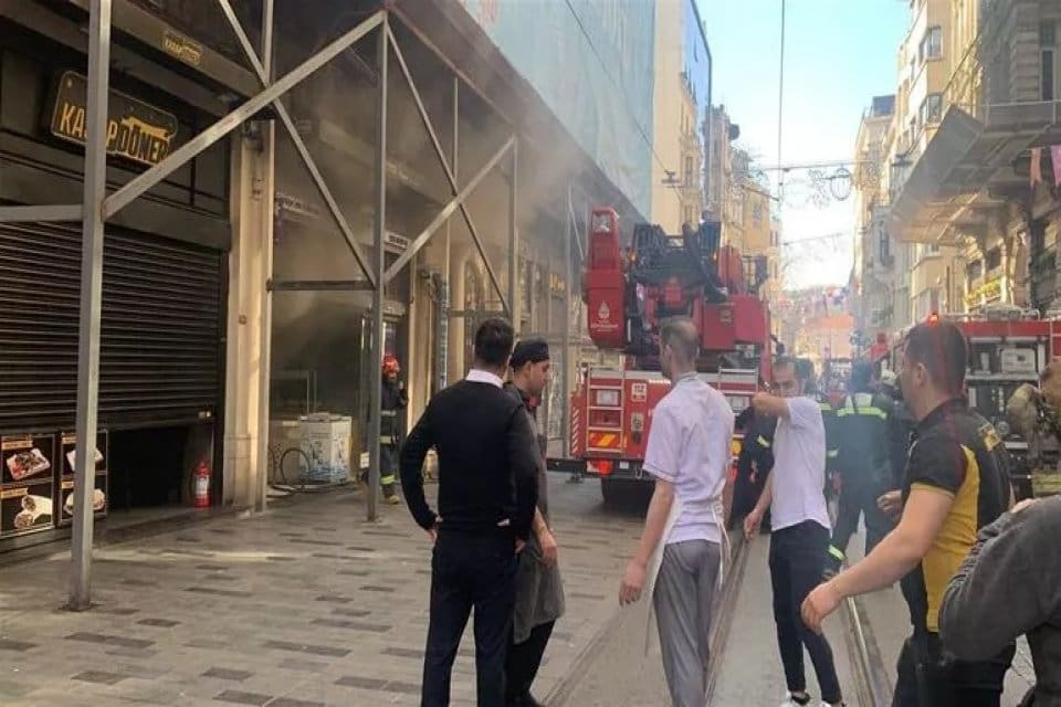 Beyoğlu İstiklal Caddesi'nde bir restoranda yangın &ccedil;ıktı. Yangın yan tafafında