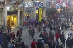İstanbul'un Beyoğlu il&ccedil;esinin en g&ouml;zde merkezi İstiklal Caddesi'nde 13 Kasım