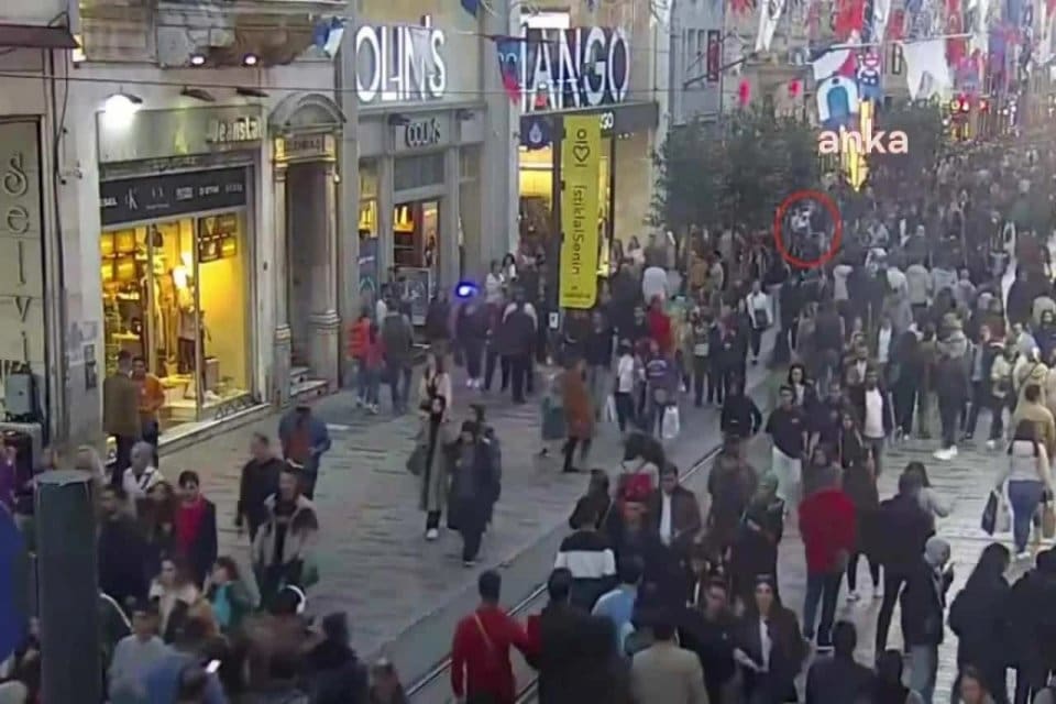 İstanbul'un Beyoğlu il&ccedil;esinin en g&ouml;zde merkezi İstiklal Caddesi'nde 13 Kasım