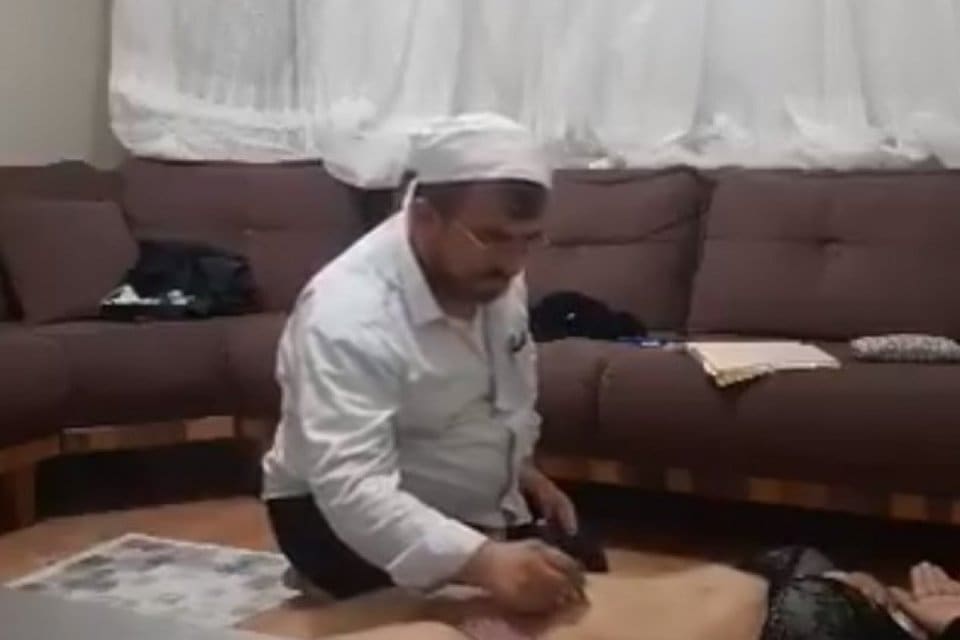 &Uuml;ZERİNDE i&ccedil; &ccedil;amaşırları olan bir kadının karnına yazdığı Arap&ccedil;a yazıyla