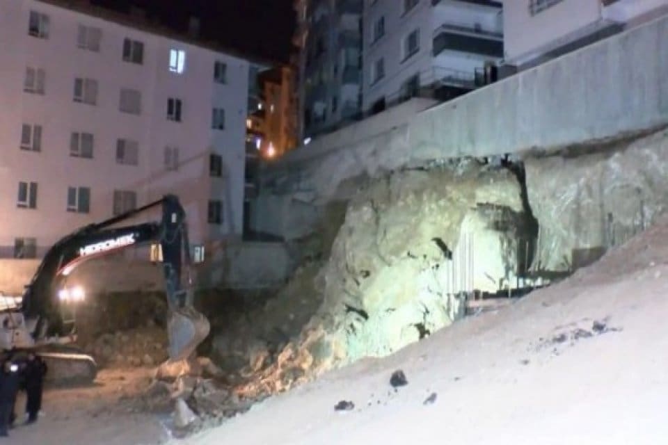 Ankara'nın Mamak il&ccedil;esinde, inşaat kazısı yapılan arazinin bitişiğindeki 2 binanın