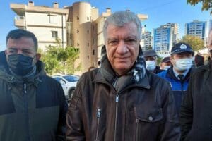 İzmir'in Narlıdere il&ccedil;esinde, yıkılan ve iki apartmanın boşaltılmasına neden olan