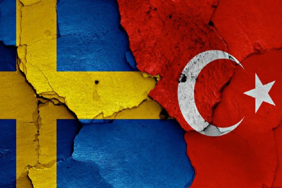 İsve&ccedil; T&uuml;rkiye'ye fiili silah ambargosunu kaldırdığını a&ccedil;ıkladı. T&uuml;rkiye'ye y&ouml;nelik fiili