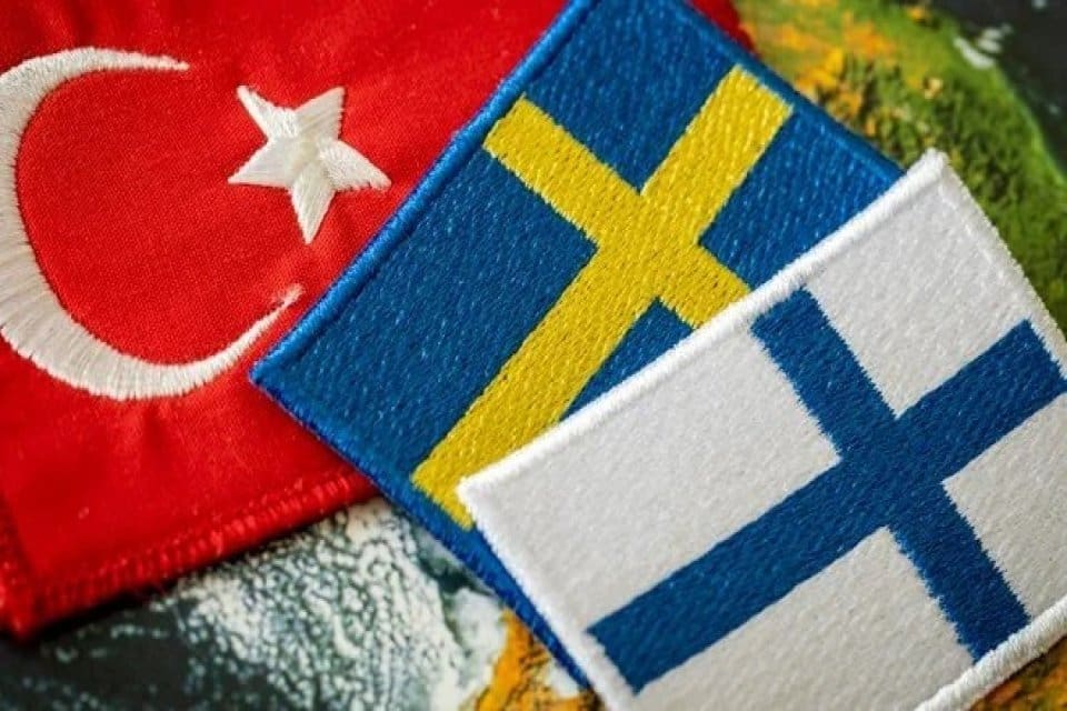 İsve&ccedil; ve Finlandiya'nın NATO &uuml;yelikleri konusunda iki &uuml;lkeden de art