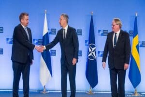 İsve&ccedil; ve Finlandiya'nın &uuml;yelik i&ccedil;in NATO'ya resmi başvuru yaptığı a&ccedil;ıklandı.