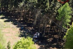 İtalya'da teleferiğin d&uuml;şmesi sonucu 9 kişinin yaşamını yitirdiği, 2 &ccedil;ocuğun