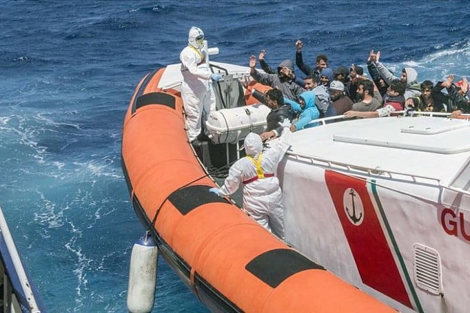 İtalya'da sağ koalisyon h&uuml;k&uuml;meti, Akdeniz'de d&uuml;zensiz g&ouml;&ccedil;menleri kurtaran sivil toplum