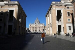 İtalya'da salgın nedeniyle &ouml;nlemler &uuml;st d&uuml;zeye &ccedil;ıkarıldı. &Uuml;lke genelinde kısıtlamalar