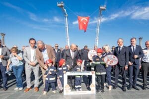 İtfaiye Haftası Cumhuriyet Meydanı'nda d&uuml;zenlenen t&ouml;renle başladı. T&ouml;rende İzmir B&uuml;y&uuml;kşehir