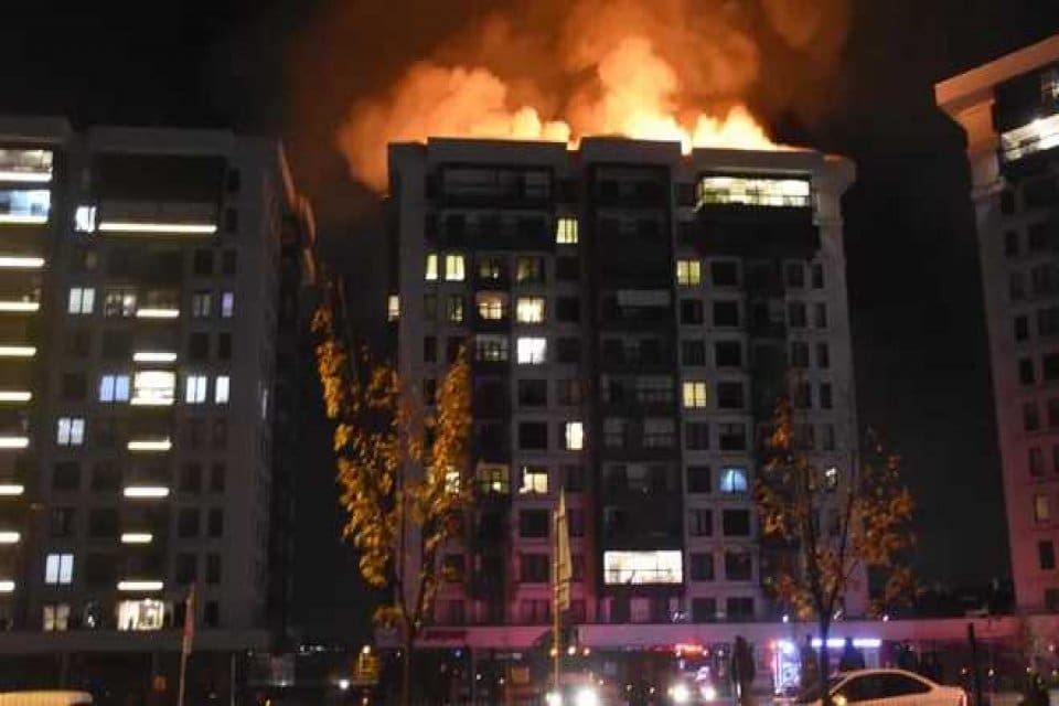 Yangın, Eskişehir'in Odunpazarı il&ccedil;esindeki d&ouml;rt bloklu sitede d&uuml;n saat 22:30