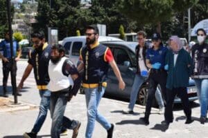 İzmir'in &Ccedil;eşme il&ccedil;esinde, inşaat bek&ccedil;isi Adem Tan'ın (66) &ouml;ld&uuml;r&uuml;lmesi olayında