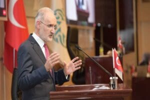 İstanbul Ticaret Odası (İTO) Başkanı Şekib Avdagi&ccedil;, yemek kartı veren