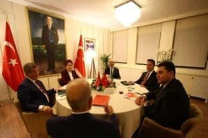 CHP Genel Başkanı Kemal Kılı&ccedil;daroğlu&rsquo;nun cumhurbaşkanlığı adaylığına ilişkin konuşan Demokrat