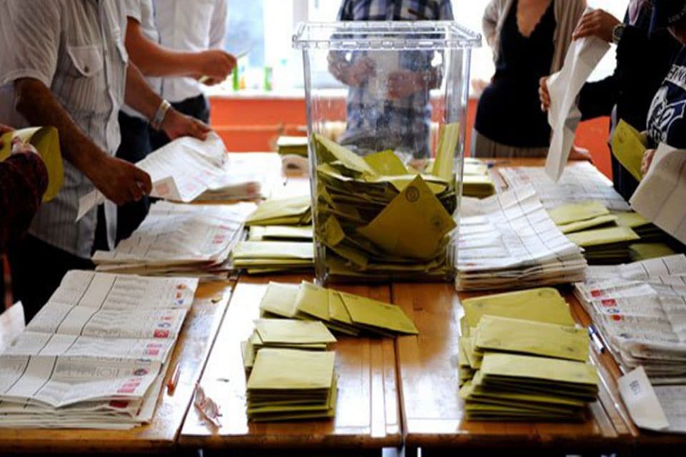 Gazeteci&nbsp;İsmail Saymaz,&nbsp;"İyi Parti bazı illerde se&ccedil;ime girmeyecek. Bunun karşılığında CHP,