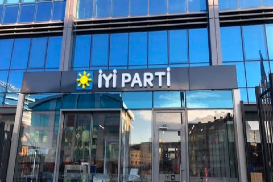 İYİ Parti&rsquo;de, 2023 Genel Se&ccedil;imleri &ouml;ncesinde kurultay kararının ardından İzmir&rsquo;de