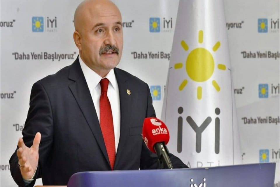 L&uuml;tf&uuml; T&uuml;rkkan'ın 'k&uuml;f&uuml;r krizi' sonrası istifasının ardından İYİ Parti Grup