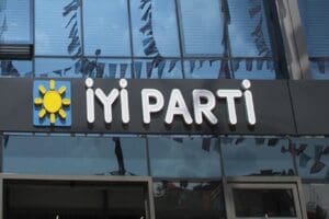 Kayseri'de İYİ Parti'den 200 kişi, istifa ederek MHP'ye katıldı. MHP'ye