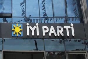 İYİ Parti S&ouml;zc&uuml;s&uuml; K&uuml;rşad Zorlu, İsve&ccedil;'te T&uuml;rkiye'nin Stockholm B&uuml;y&uuml;kel&ccedil;iliği &ouml;n&uuml;nde