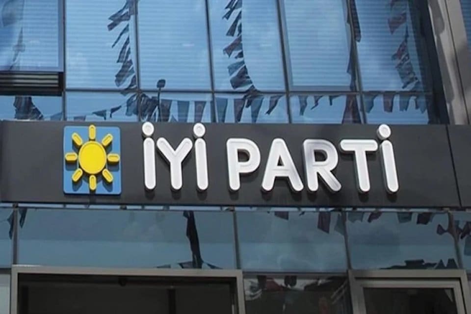 İYİ Parti S&ouml;zc&uuml;s&uuml; K&uuml;rşad Zorlu, İsve&ccedil;'te T&uuml;rkiye'nin Stockholm B&uuml;y&uuml;kel&ccedil;iliği &ouml;n&uuml;nde