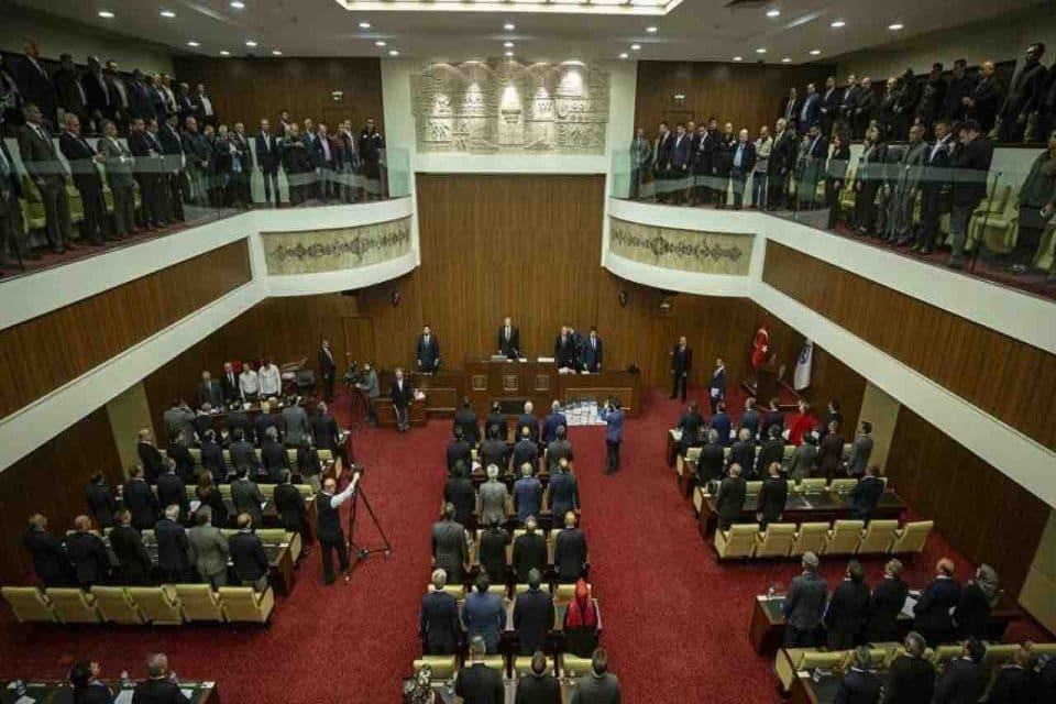 Gazeteci Murat Yetkin, Ankara B&uuml;y&uuml;kşehir Belediye Meclisi'nde grup kurabilmeleri i&ccedil;in