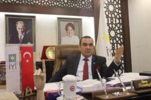 İYİ Parti İzmir İl Başkanlığı&rsquo;na se&ccedil;ilen Sinan Bezircilioğlu ile makamında