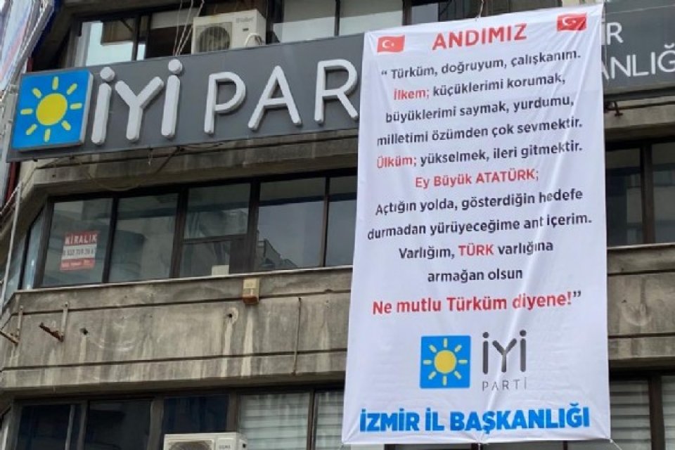 Danıştay&rsquo;ın &Ouml;ğrenci Andı&rsquo; kararına bir tepki de İYİ Parti İzmir