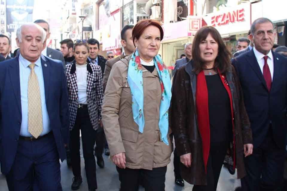 İYİ Parti Genel Başkanı Meral Akşener, İzmir'e gelerek partisinin mensuplarıyla