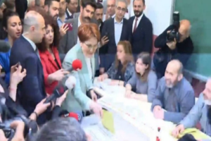 Akşener, oy verme işleminin ardından okul bah&ccedil;esinde a&ccedil;ıklama yaptı. Akşener,