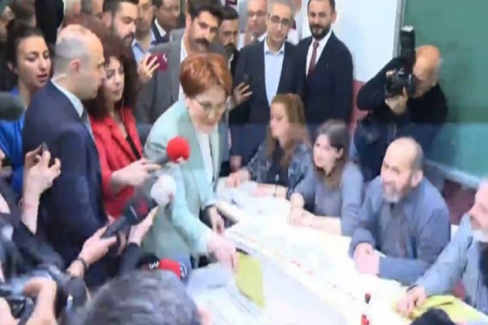 Akşener, oy verme işleminin ardından okul bah&ccedil;esinde a&ccedil;ıklama yaptı. Akşener,