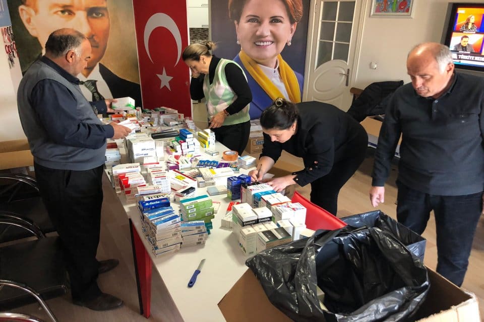 İYİ Parti Menderes İl&ccedil;e Başkanlığı, deprem b&ouml;lgesine &ldquo;Yaralarımızı birlikte saralım&rdquo;