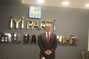 İYİ Parti İzmir İl Başkanı Sinan Bezircilioğlu, parti il binasında